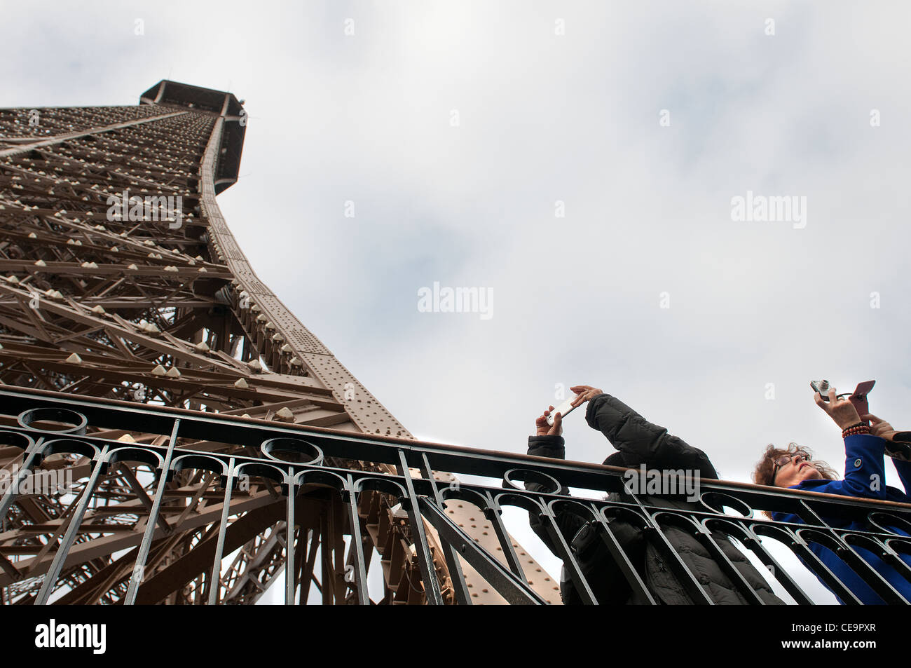 I turisti scattare foto dal secondo piano della Torre Eiffel a Parigi Foto Stock