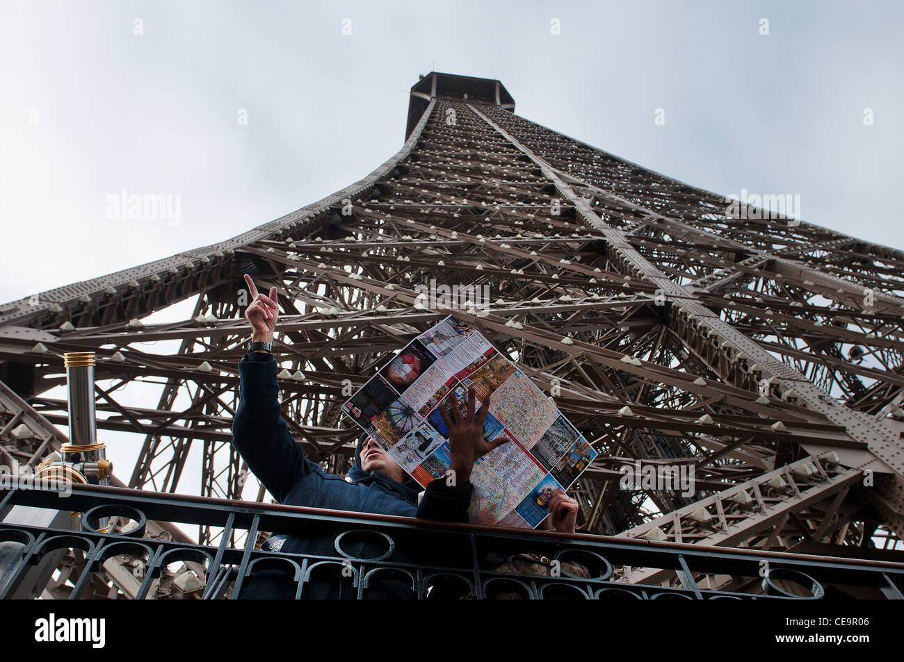 I turisti di leggere una mappa sulla Torre Eiffel a Parigi Foto Stock