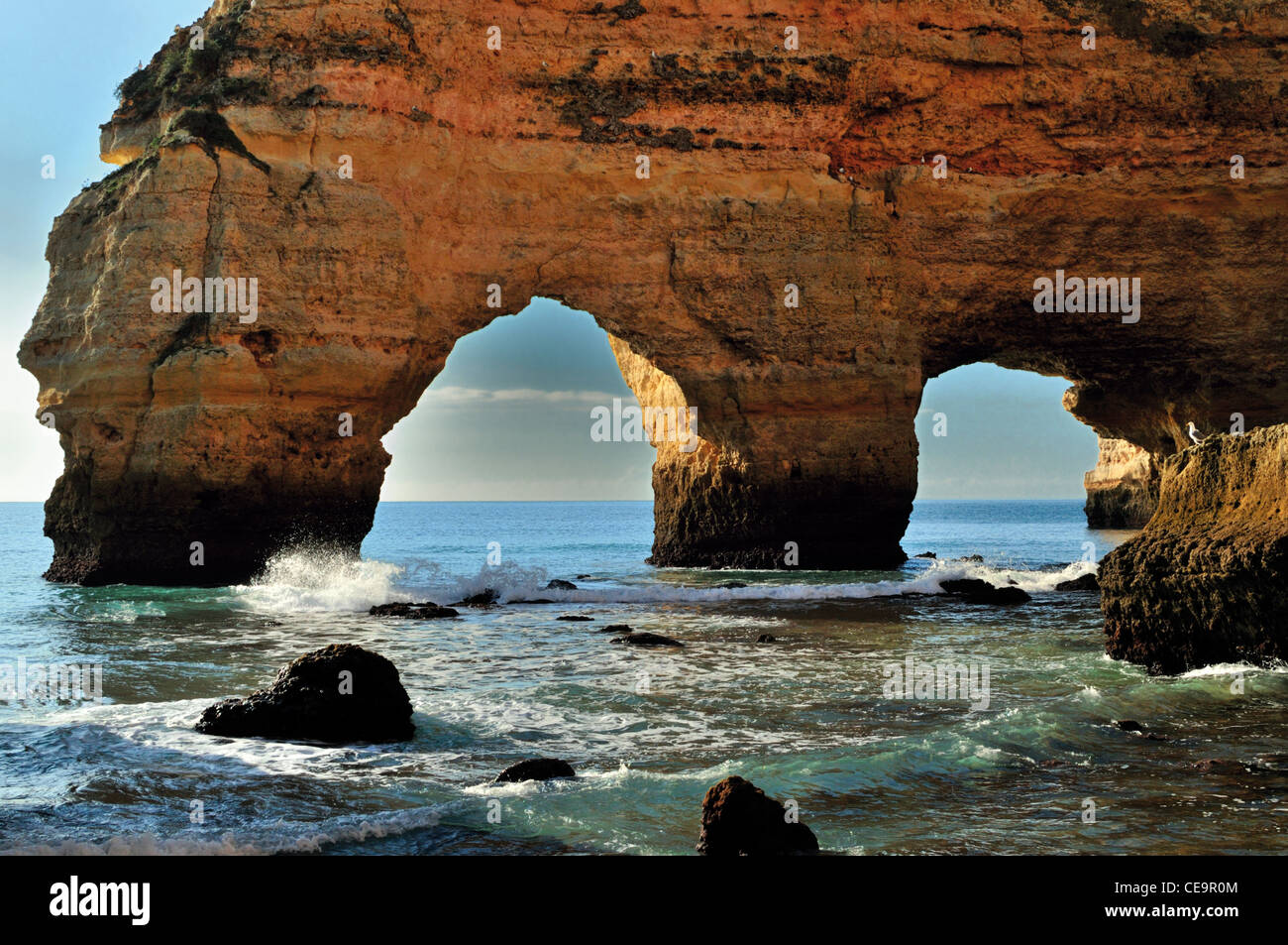 Il Portogallo, Algarve: Rock arcate alla spiaggia Praia da Marinha Foto Stock