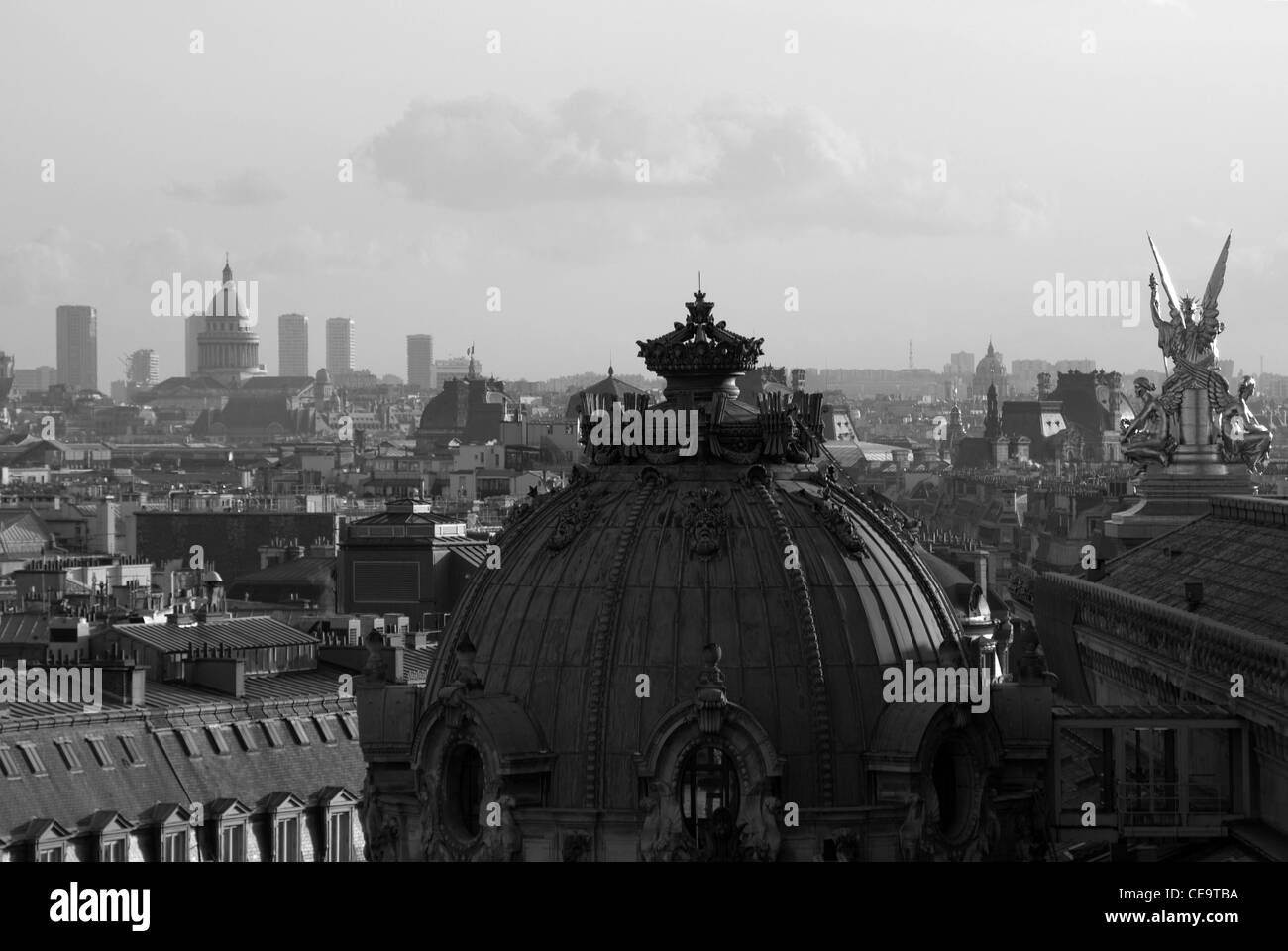 La vista di Parigi, catturata dal tetto del Luxury department store, Gallerie Lafayette. Foto Stock