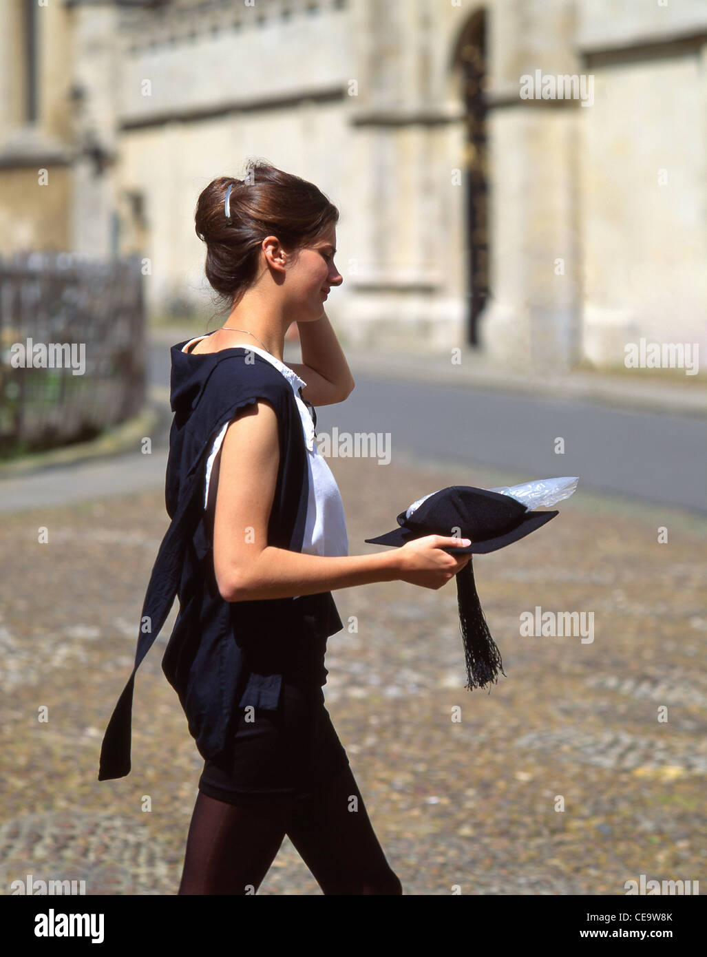 Giovane laureato donna in abiti di graduazione, Oxford, Oxfordshire, England, Regno Unito Foto Stock