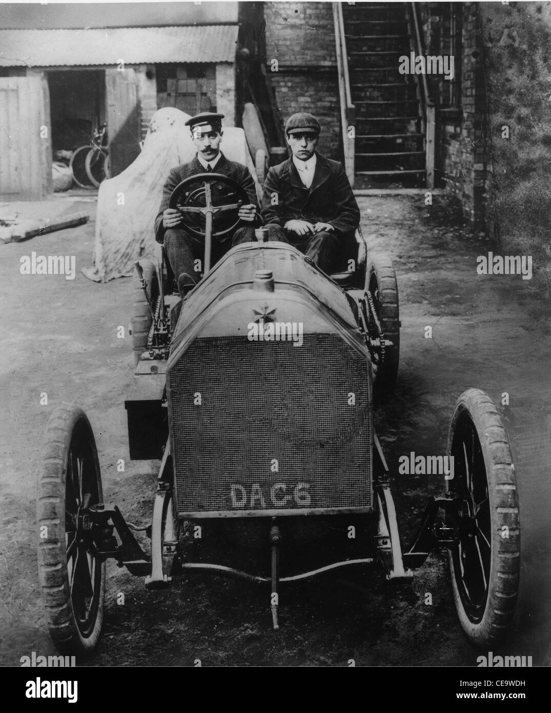 Harry Goodwin al volante della stella racing car con meccanico, Victor Taylor, 1905 Foto Stock