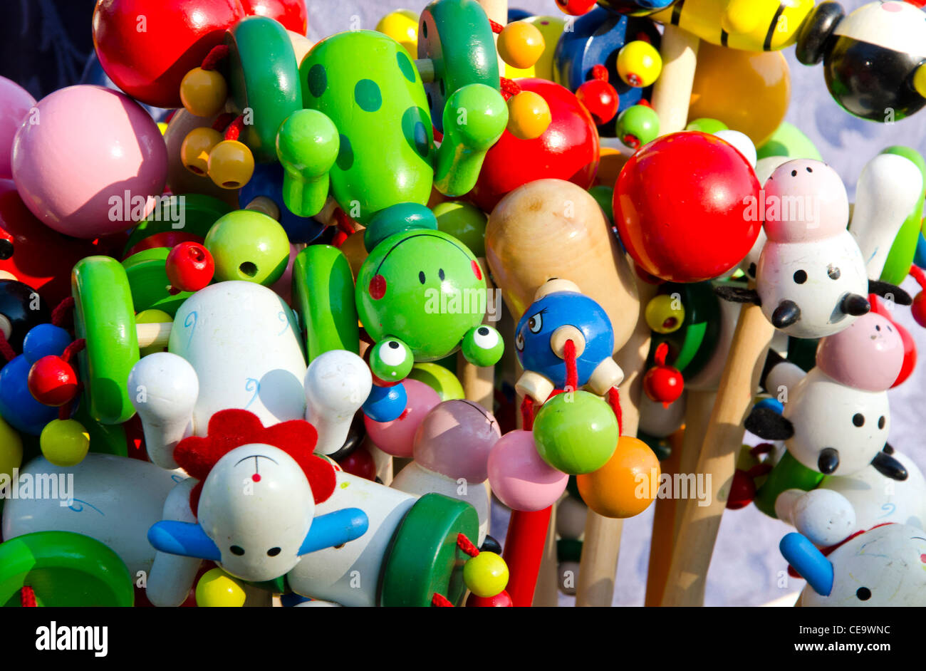 Primo piano di interessanti in legno colorato dei giocattoli venduti in commercio equo e solidale. Foto Stock