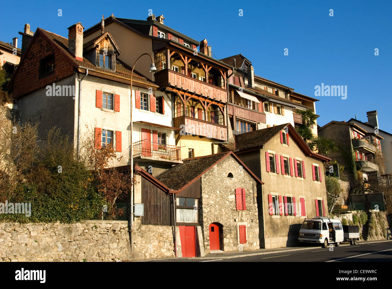 Case a schiera adiacente ad una strada di campagna vicino al Lago di Ginevra, Svizzera Foto Stock