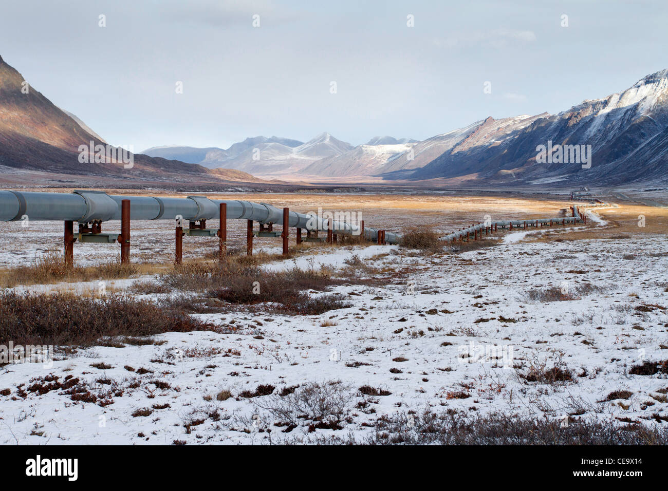 Scenic innevato paesaggio montuoso in Brooks Range, versante Nord, Alaska in ottobre che mostra Trans Alaska pipeline Foto Stock