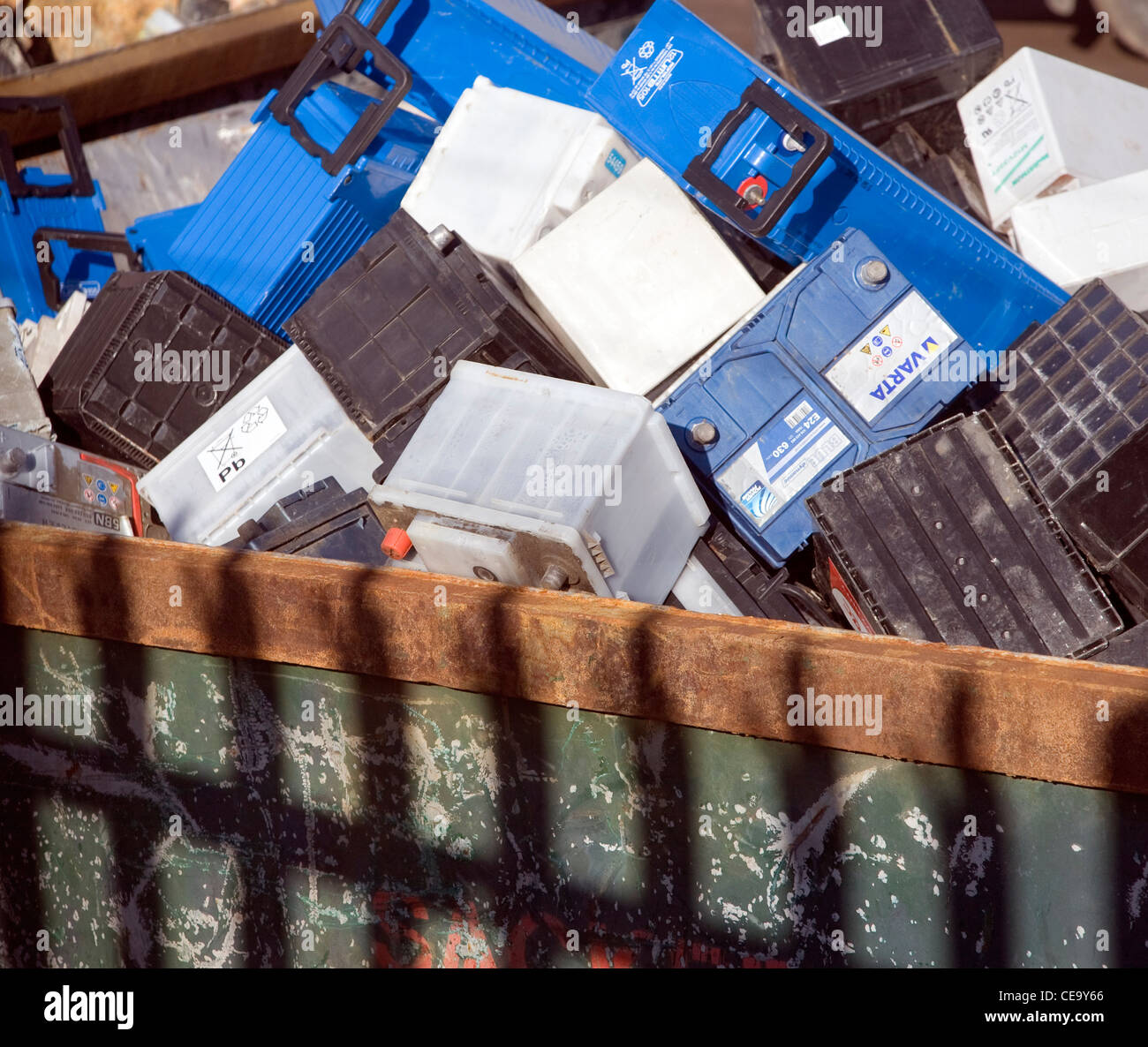 Le batterie del veicolo attendono il riciclaggio di rottami cantiere saltare Foto Stock