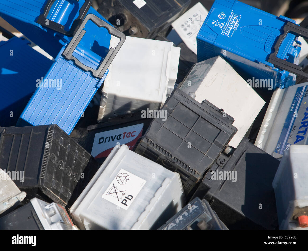 Le batterie del veicolo attendono il riciclaggio di rottami cantiere saltare Foto Stock