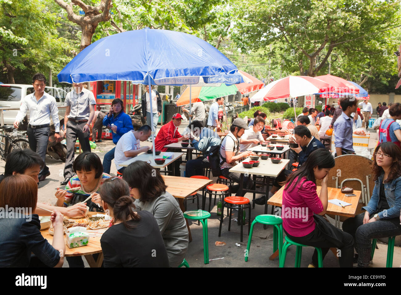 Persone mangiare il pranzo; concessione francese; Shanghai in Cina Foto Stock