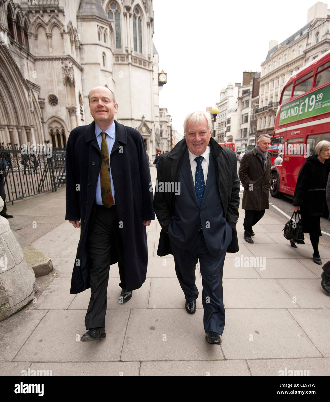 BBC Mark Thompson e Chris Patten lasciare la High Court di Londra durante l'indagine Leveson Foto Stock