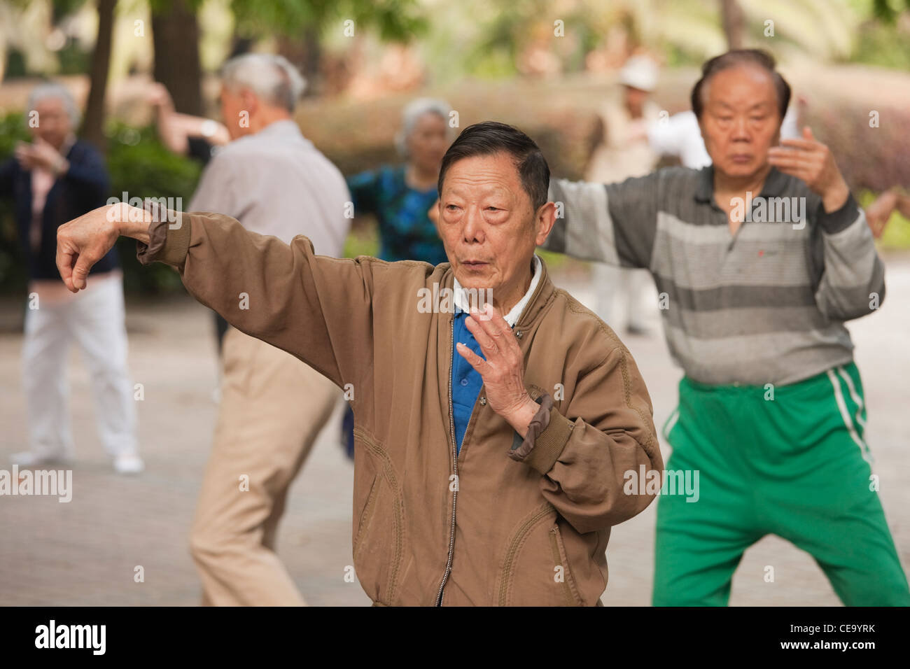 Gli uomini anziani praticare il Tai Chi, People's Park; Shanghai; Cina Foto Stock
