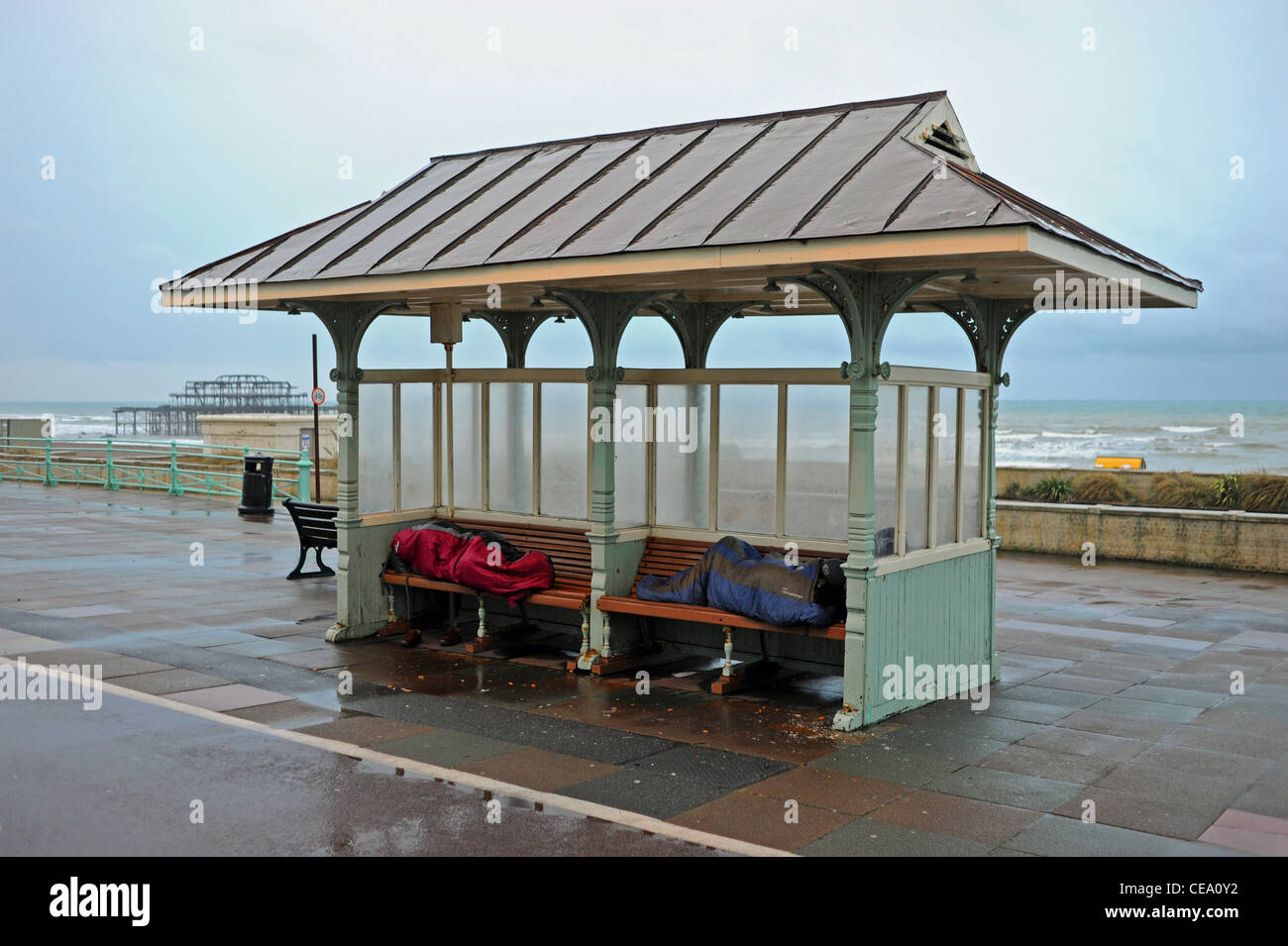Sonno agitato in un rifugio lungo la Brighton Seafront vicino al Molo Ovest REGNO UNITO Foto Stock