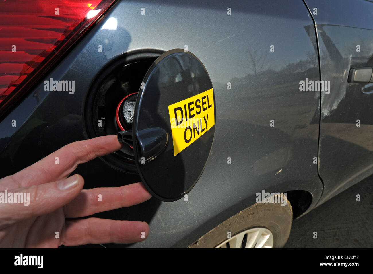 Il riempimento di una vettura con il carburante diesel di togliere il tappo del serbatoio del combustibile REGNO UNITO Foto Stock
