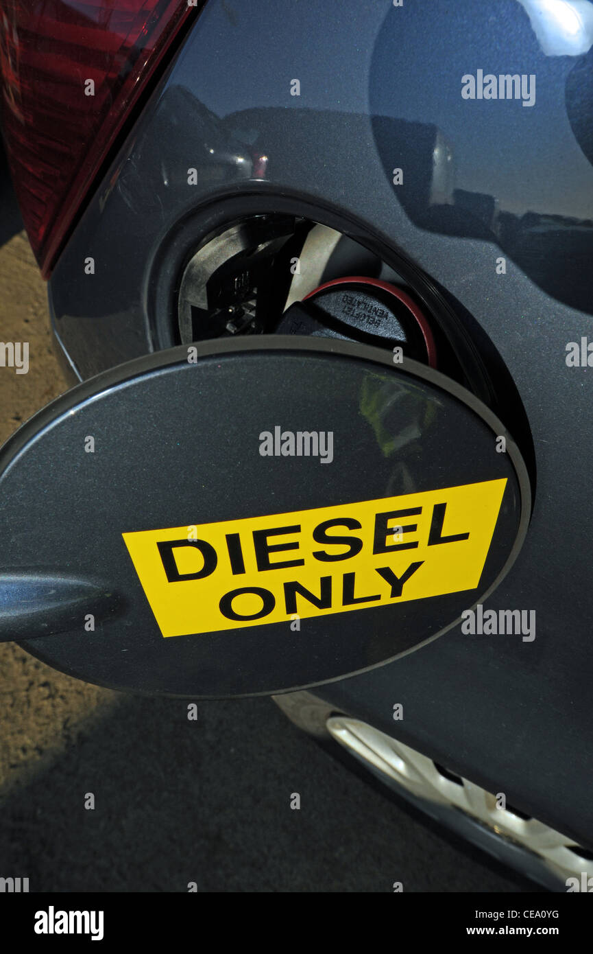 Il riempimento di una vettura con il carburante diesel di togliere il tappo del serbatoio del combustibile REGNO UNITO Foto Stock
