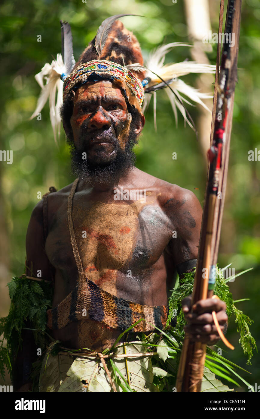 Il guerriero di una tribù di Papua di Yafi Foto Stock