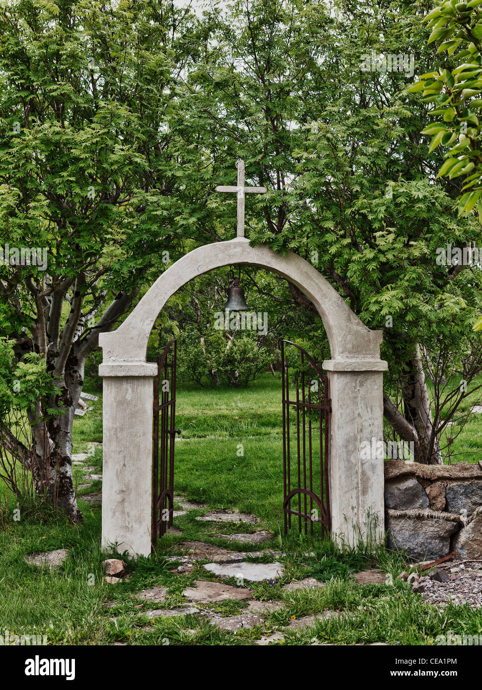 La porta di pietra a Husafell Chiesa, Islanda Foto Stock