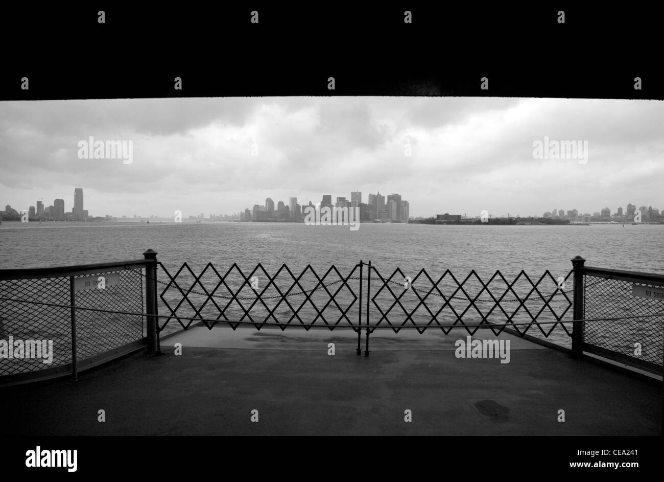 La parte inferiore di Manhattan skyline visto dal retro di Staten Island Ferry, New York City, Stati Uniti d'America. Foto Stock