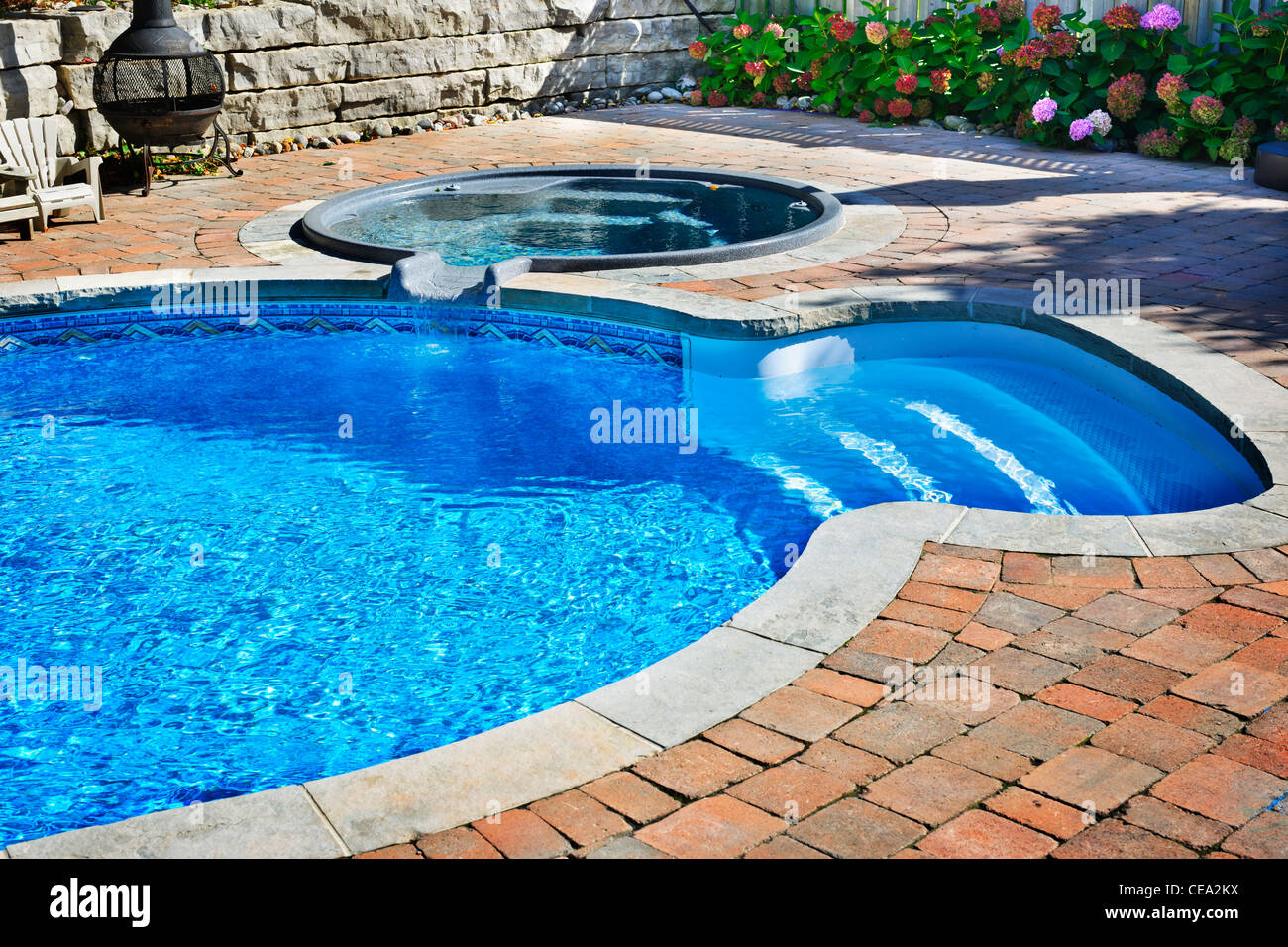 Outdoor residenziale inground piscina nel cortile interno con vasca idromassaggio Foto Stock