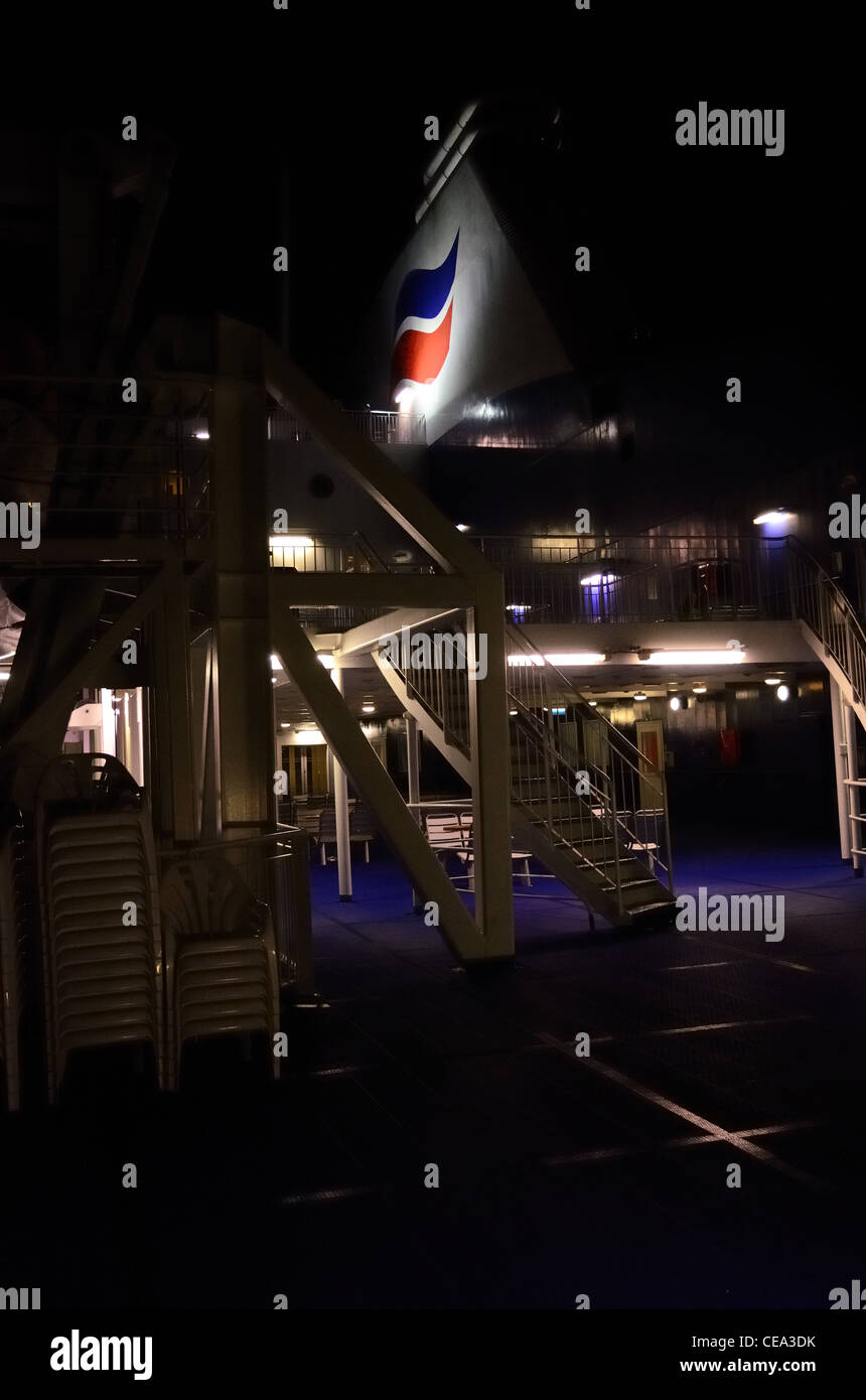 Pianale posteriore della MV Amorique mostrando l'imbuto e Brittany Ferries logo di notte Foto Stock
