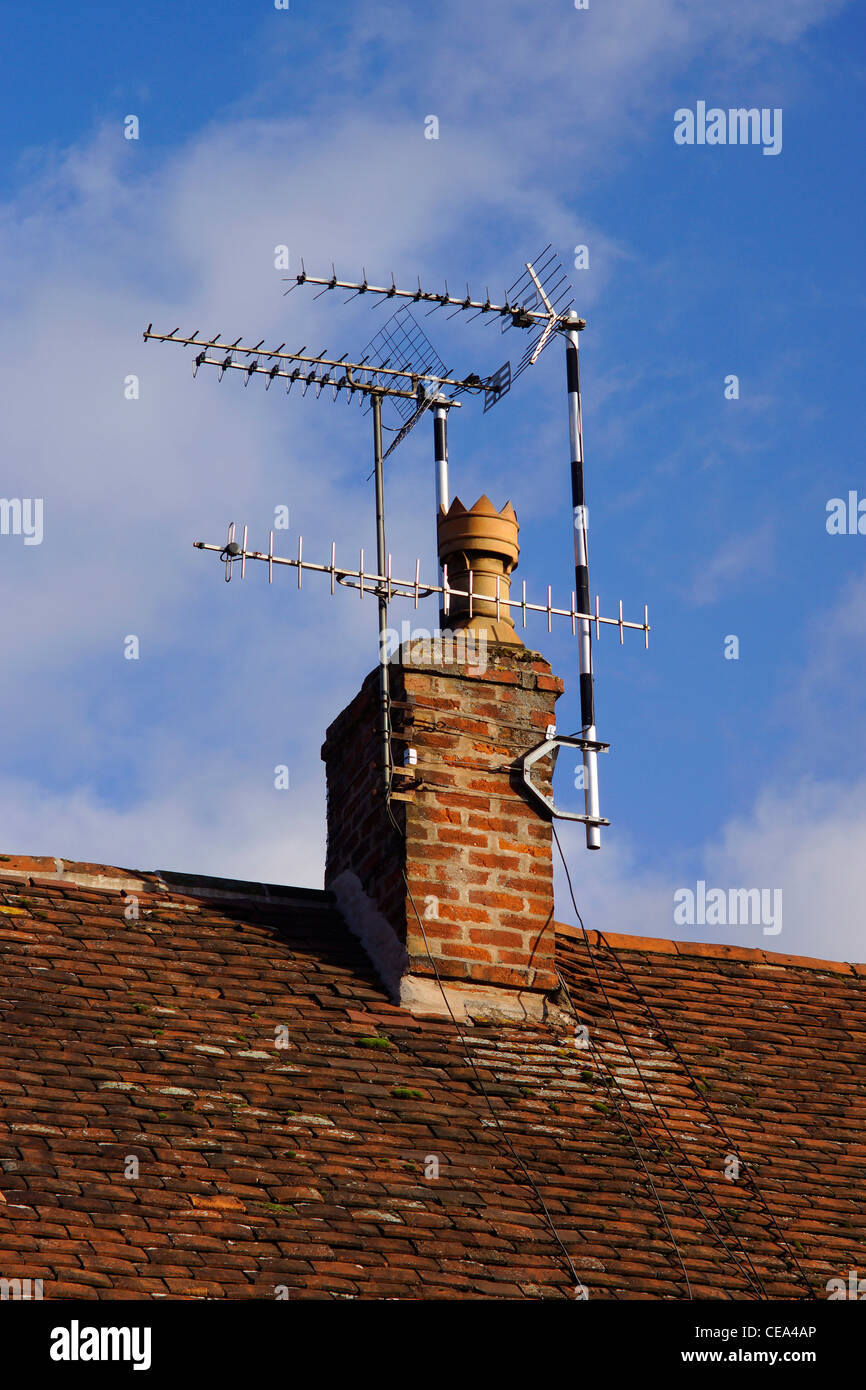 Una antenna TV sul tetto di una casa Foto stock - Alamy