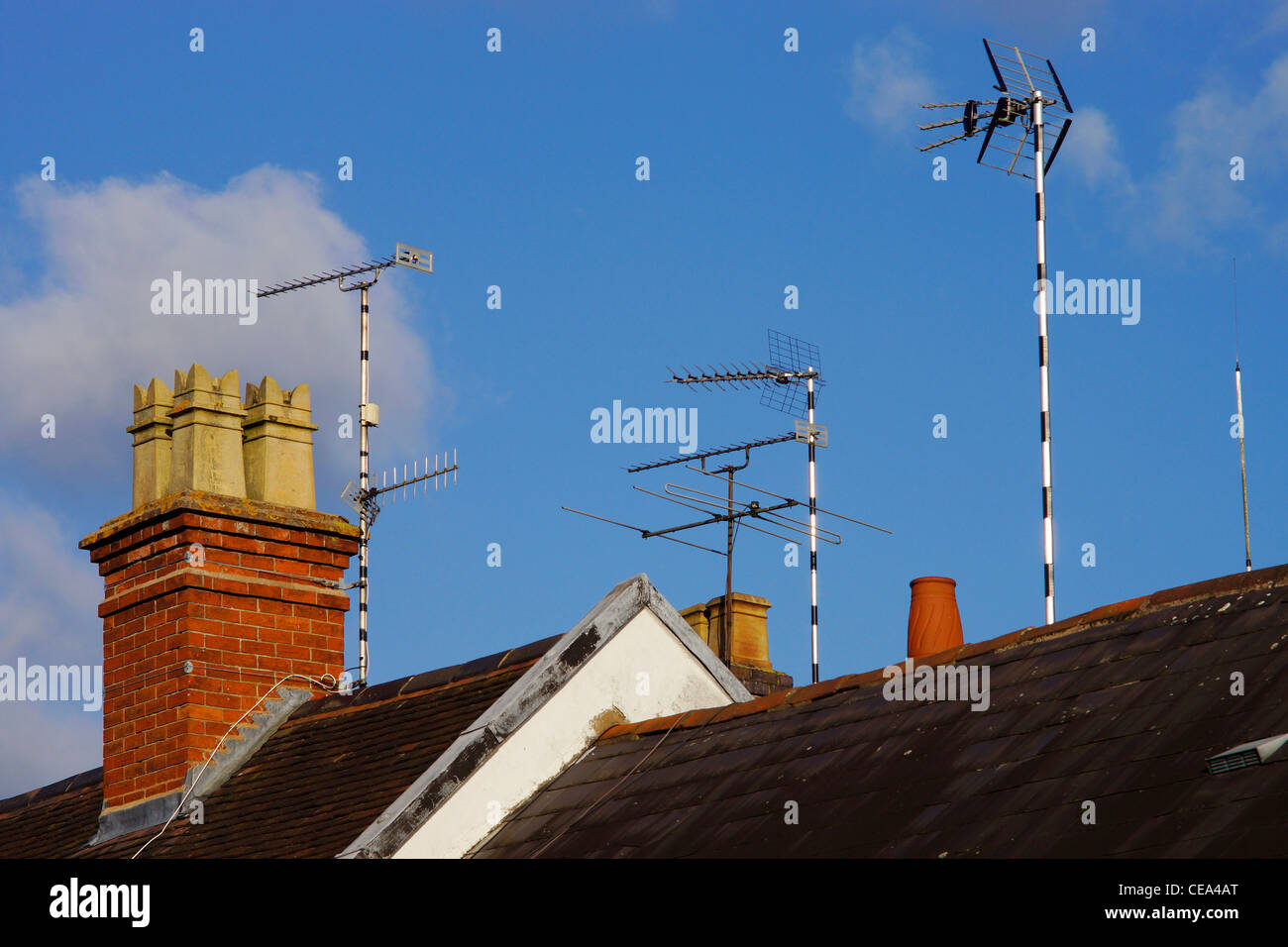 Una antenna TV sul tetto di una casa Foto Stock