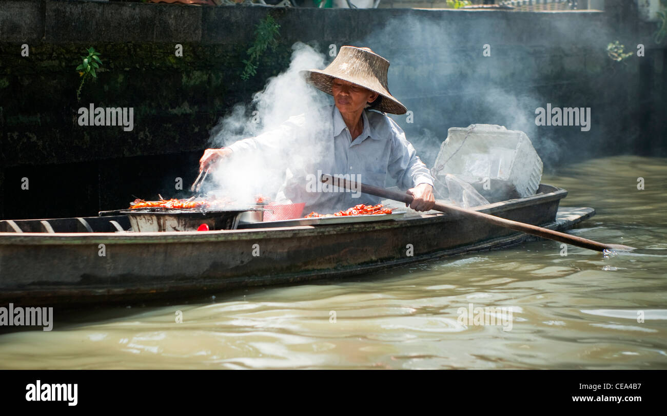 Cibo galleggiante venditore di Bangkok, Thailandia. Foto Stock
