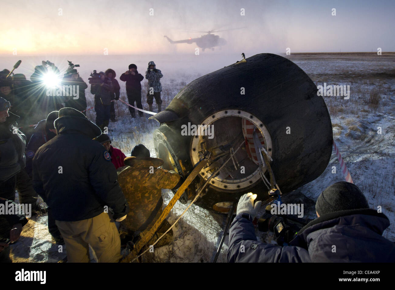 Expedition 29 equipaggio terre russian supporto personale a lavorare per aiutare a ottenere i membri dell'equipaggio fuori della Soyuz TMA-02m navicelle dopo che la capsula è atterrato con spedizione 29 commander mike fossum e gli ingegneri di volo sergei volkov e satoshi furukawa in una zona remota al di fuori della città di arkalyk, Kazakistan, a 9:26 p.m. est su lunedì, nov. 21, 2011 (8:26 a.m. martedì, nov. 22, 2011, Kazakistan tempo). astronauta della NASA fossum, cosmonauta russo volkov e Japan Aerospace exploration agency astronauta furukawa sono di ritorno da più di cinque mesi a bordo della Stazione spaziale internazionale. Foto Stock