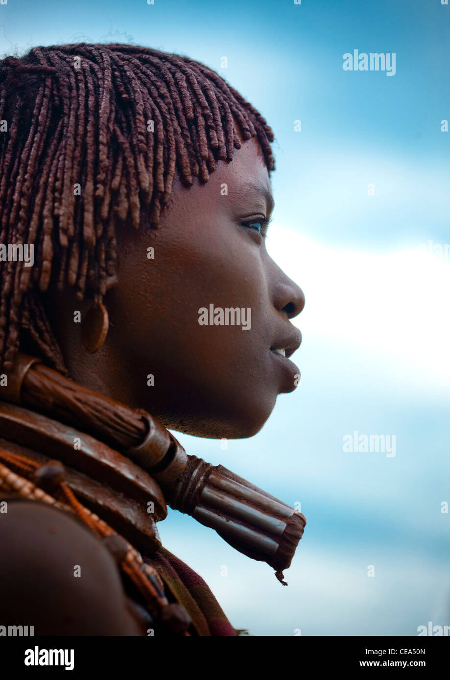 Profilo Hamer donna con collana metallica Etiopia Foto Stock