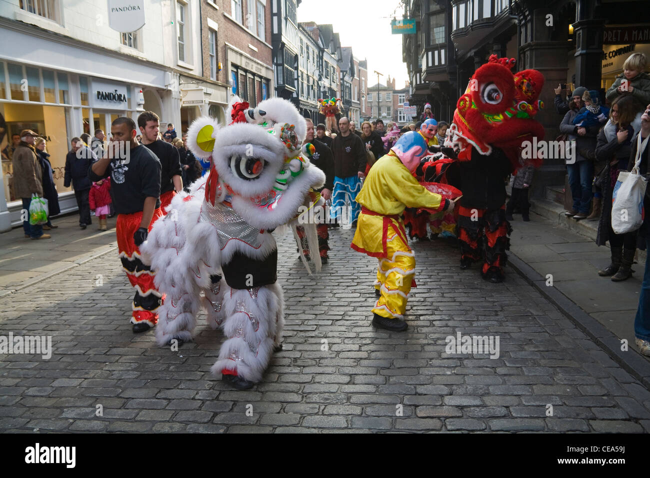 Chester Cheshire folla guardando il Capodanno cinese parata nel centro città Anno del Dragone Foto Stock