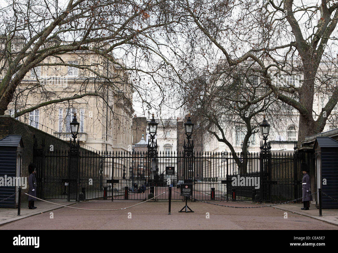 Le protezioni al di fuori dell'entrata al Clarence House di Londra uno scialbo inverno del giorno Foto Stock