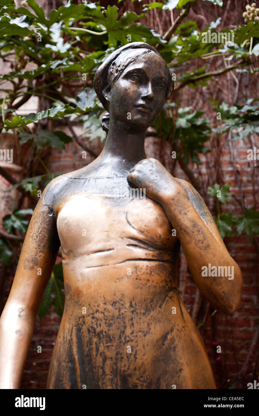 Una statua del personaggio shakespeariano Giulietta, dalla sua tragedia Romeo & Juliet. Verona, Italia. Foto Stock