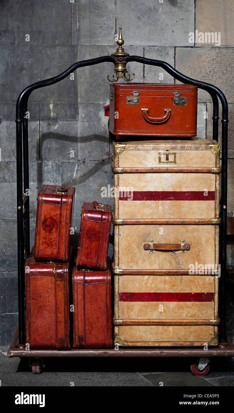 Vintage Bagagli Valigie sul carrello bagagli durante le riprese a Edimburgo in Scozia Foto Stock