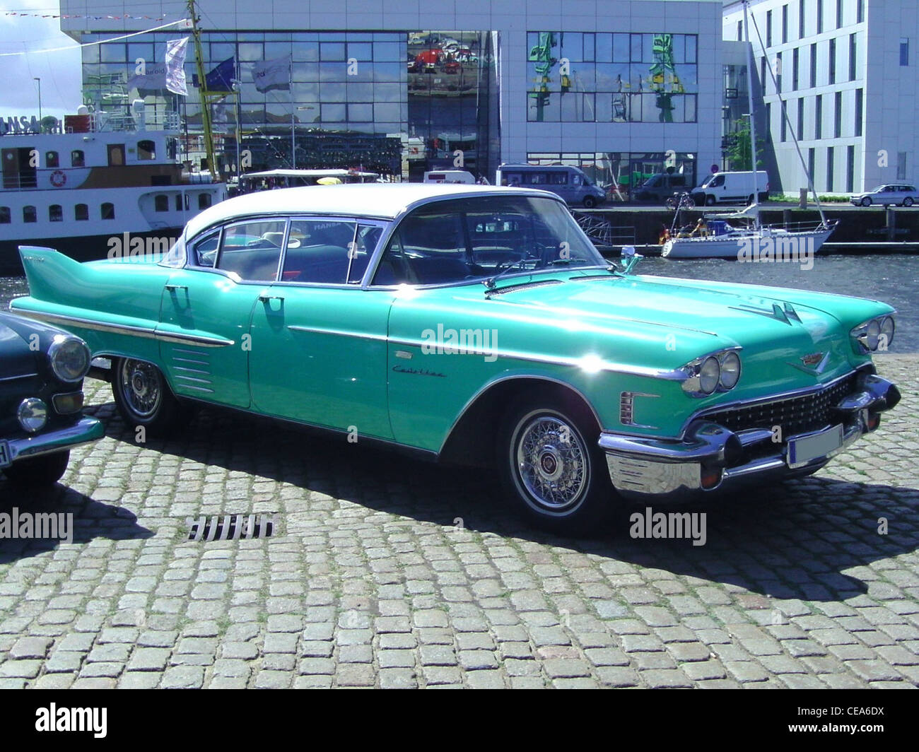 La Cadillac Sedan DeVille 1958, un'iconica vettura di lusso americana, è celebrata per il suo design elegante e le sue prestazioni potenti. Conosciuta per le sue pinne e i dettagli cromati, rimane un'auto d'epoca ricercata tra collezionisti e appassionati di auto d'epoca. Foto Stock