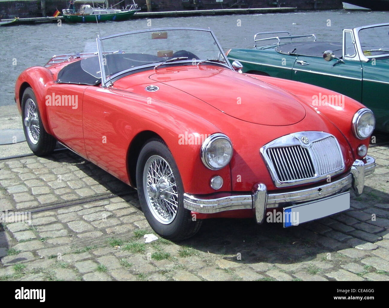 La MG MGA è una classica auto sportiva britannica che ha guadagnato popolarità negli anni '1950 per il suo design elegante e le prestazioni sportive. Nota per le sue curve eleganti e la sua leggerezza, la MGA rimane un amatissimo collezionista tra gli appassionati di auto d'epoca. Questo modello rappresenta l'epoca d'oro delle auto sportive del dopoguerra. Foto Stock