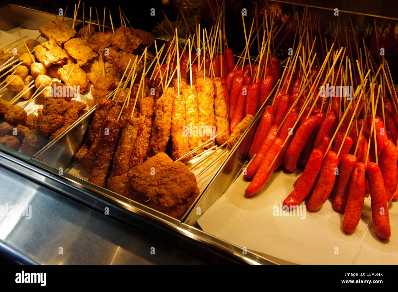 Cinese il cibo cotto su bastoni, Singapore Foto Stock