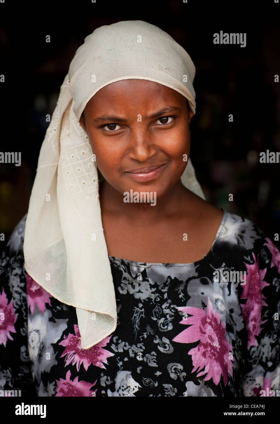 Ritratto Di Donna Con robusto sguardo fiero Jinka Valle dell'Omo Etiopia Foto Stock