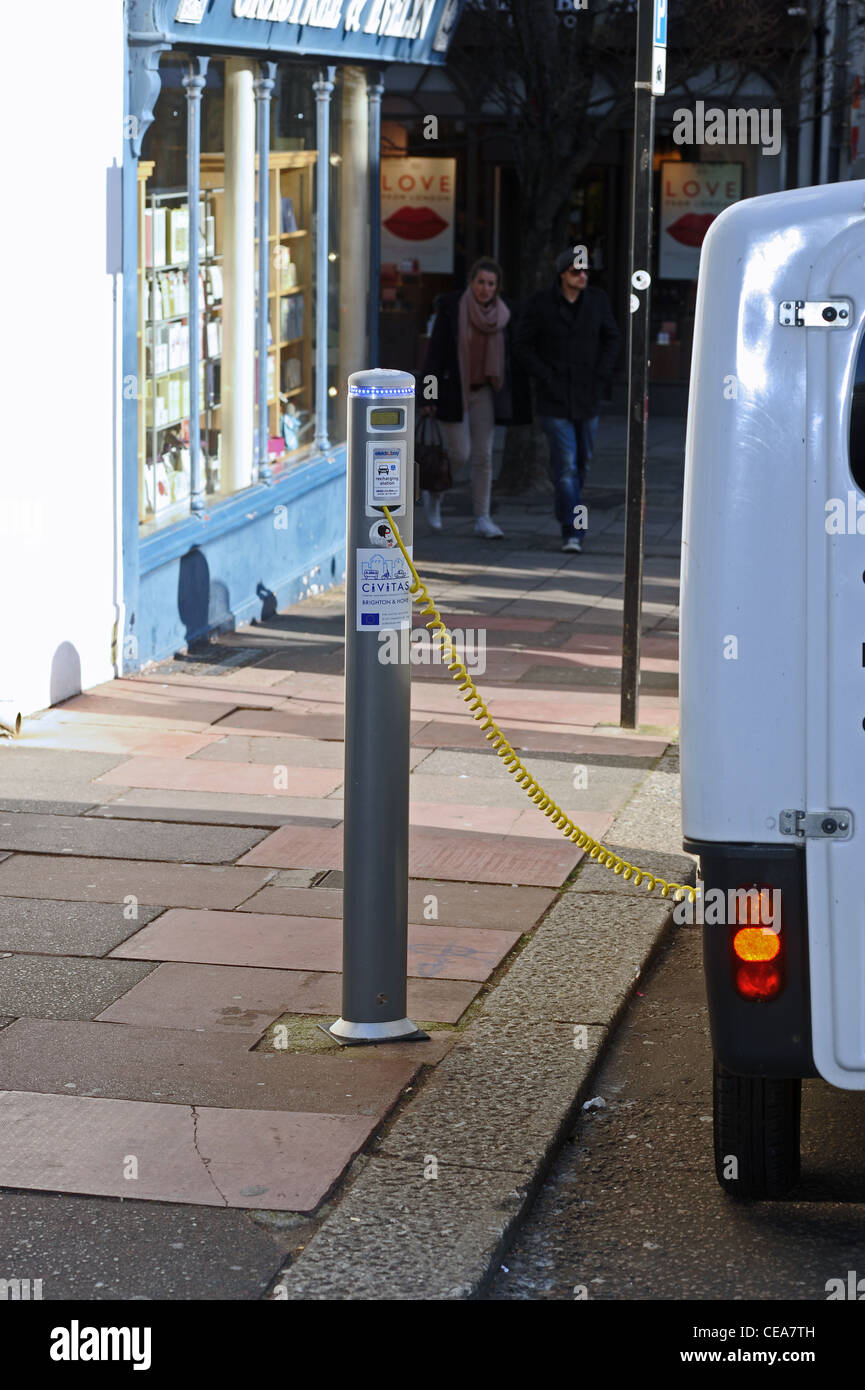 Civitas auto elettriche o veicolo punto di carica nel centro città di Brighton Regno Unito Foto Stock