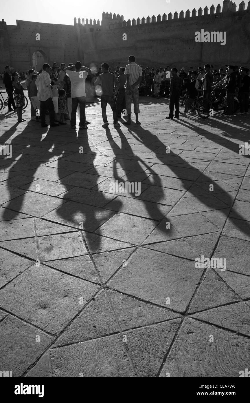 Guardare la folla street performance di Fez, Marocco al tramonto Foto Stock