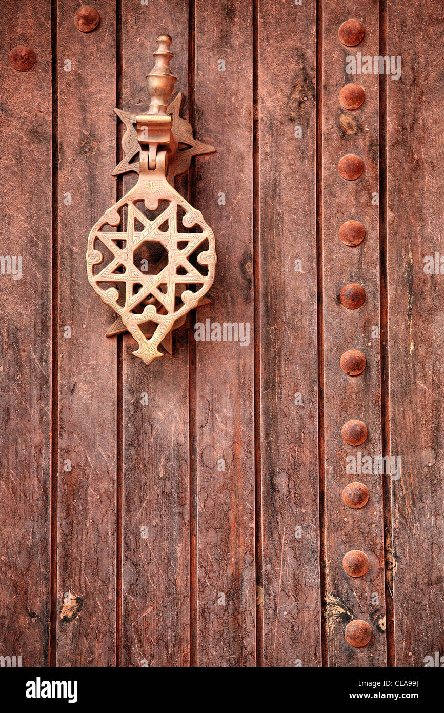 Un ornato porta in ottone respingente in Marrakech, Marocco Foto Stock