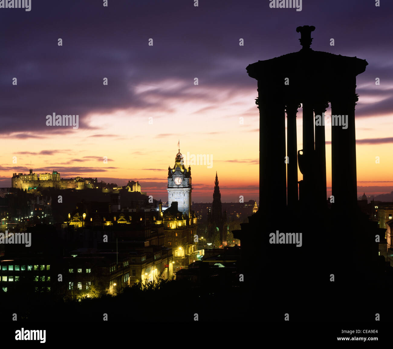 Il Dugald Stewart monumento su Calton Hill con vista dello skyline della città al tramonto, Edimburgo, Scozia, Regno Unito. Foto Stock