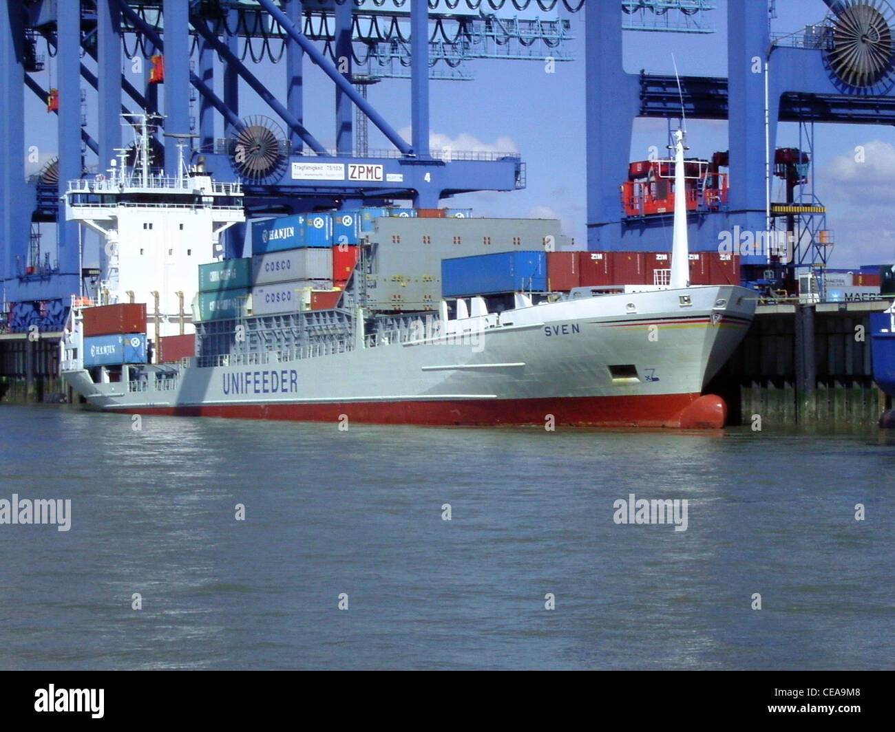 L'Arnold Mærsk è una nave container Post Panamax, ancorata al terminal container di Bremerhaven. Questa grande nave è progettata per trasportare grandi quantità di container negli oceani del mondo, servendo le rotte commerciali globali. Foto Stock