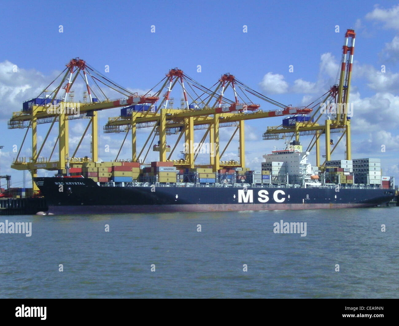 La MSC Krystal è una nave container post-panamax ancorata al terminal container di Bremerhaven. Questo tipo di nave è progettato per trasportare grandi quantità di carico, che superano i limiti di dimensione delle chiuse originali del Canale di Panama. Foto Stock