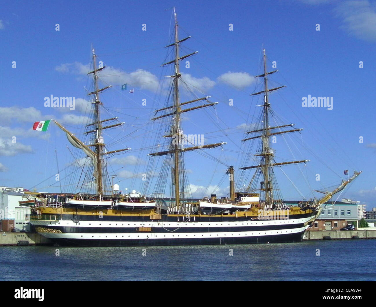 La nave italiana Amerigo Vespucci è ormeggiata a Bremerhaven, Germania. Questo veliero è utilizzato per addestrare cadetti nella navigazione marittima e nella vela, mostrando le tradizionali abilità di costruzione navale e vela. Foto Stock