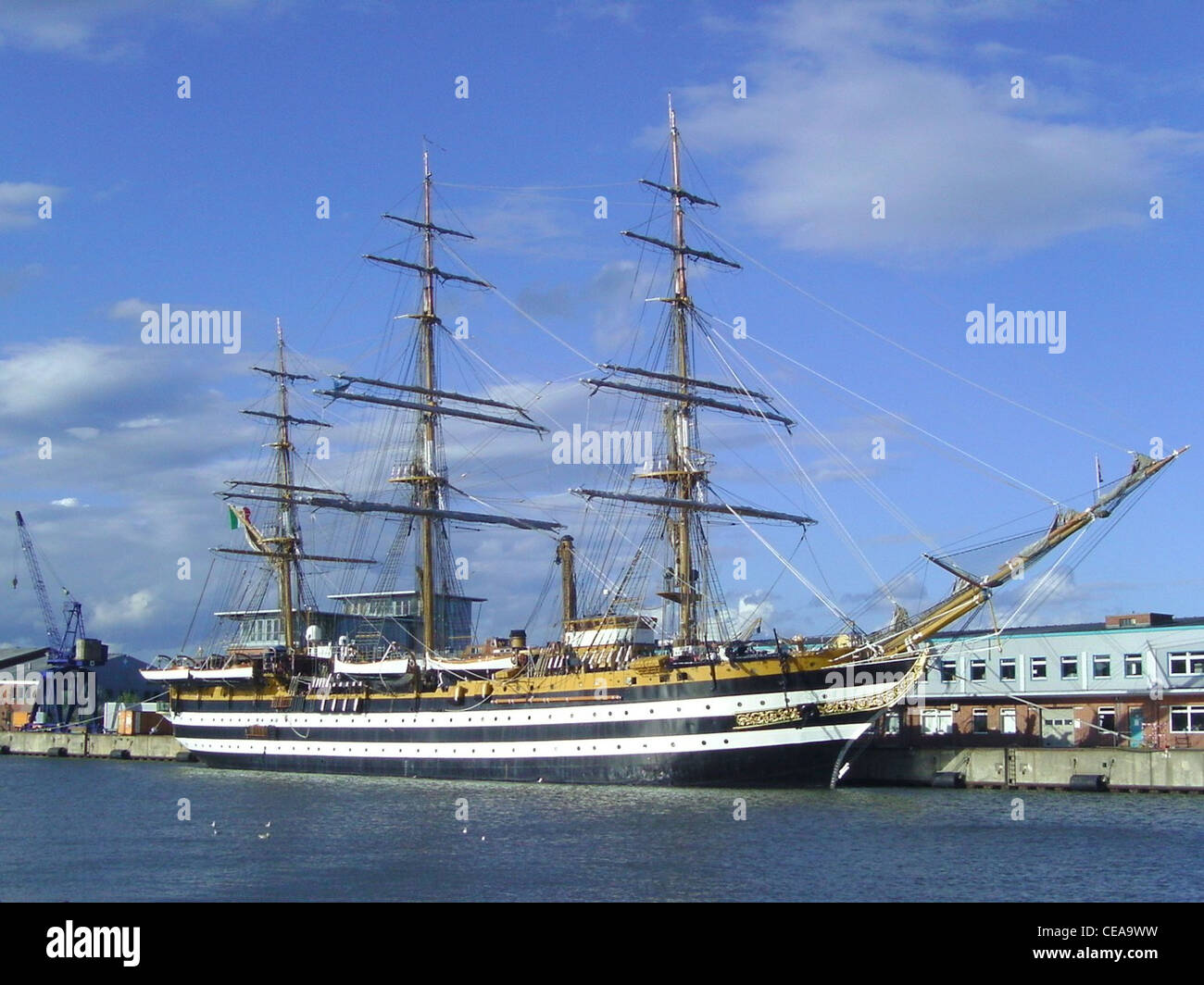 La nave italiana Amerigo Vespucci è ormeggiata a Bremerhaven, Germania. Conosciuto per il suo aspetto maestoso e il suo significato storico, questo veliero è utilizzato per addestrare cadetti navali ed è uno dei più famosi velieri al mondo. Foto Stock