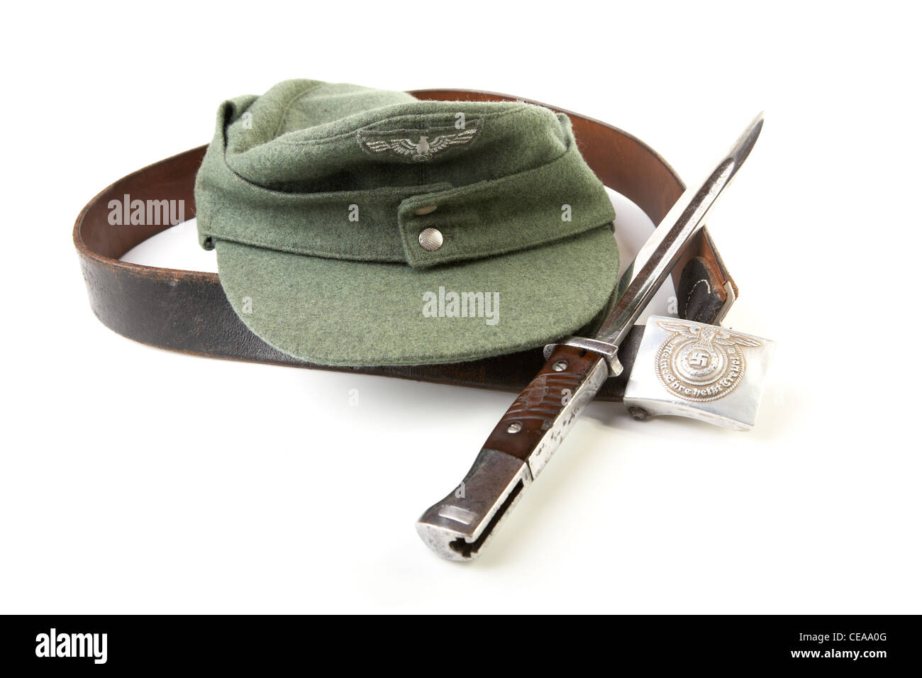 Cinghia Kepi a baionetta coltello del soldato tedesco su sfondo bianco Foto Stock