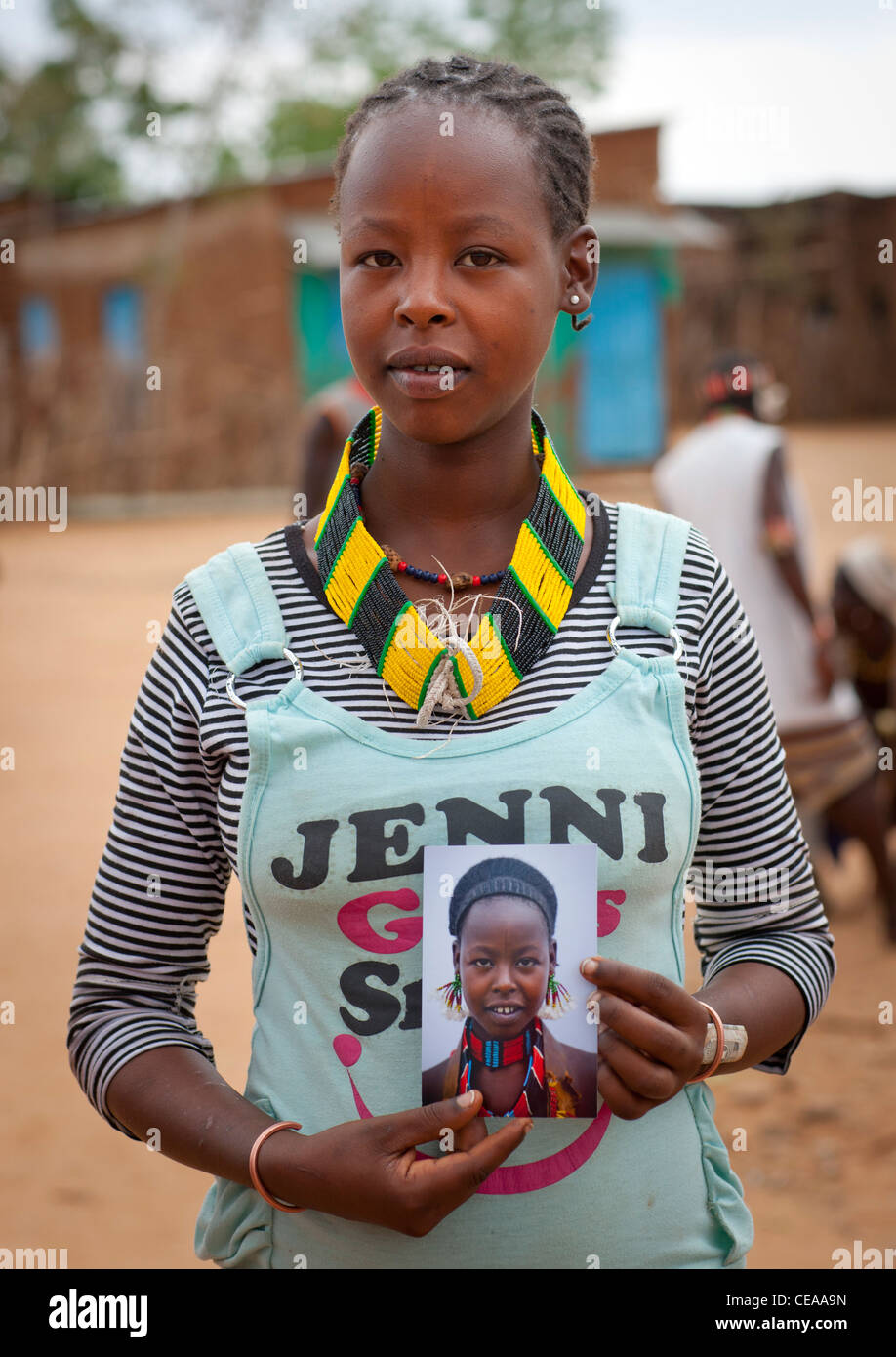 Ex giovani tribali Hamer Donna si è convertita al Cristianesimo civiltà in posa con la foto di se stessa valle dell'Omo Etiopia Foto Stock