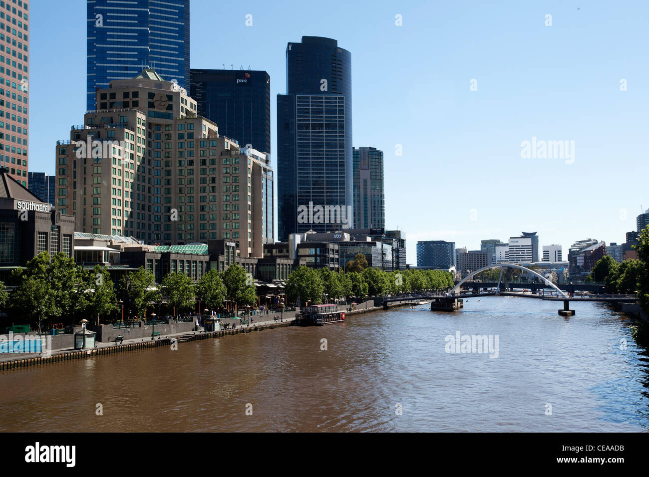 Città di MELBOURNE il paesaggio sul Fiume Yarra river nell emisfero del sud. Foto Stock