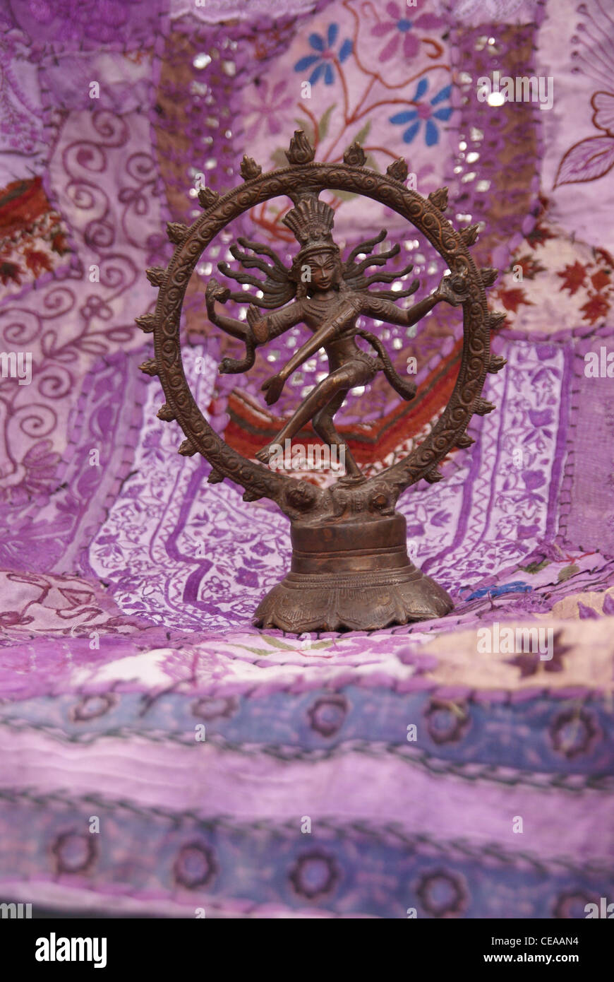 Shiva in bronzo su viola - lavanda di Rajasthani sfondo tessili realizzati dal sari. Nataraja (sanscrito: Signore della danza) Shiva represe Foto Stock