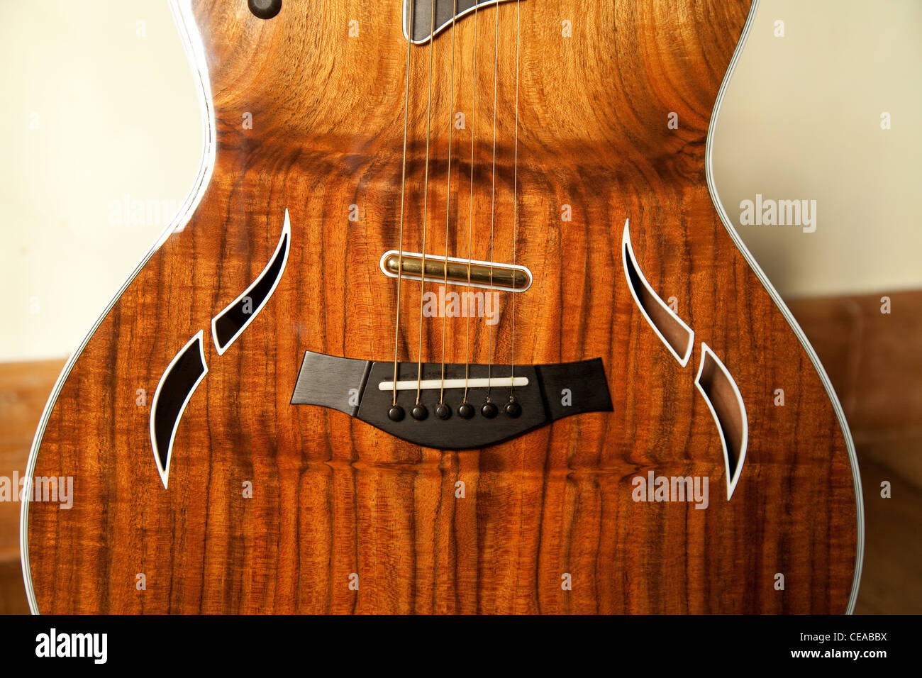 Un Taylor T5 thinline / elettrico ibrido acustico chitarra personalizzata con innestati top noce Foto Stock