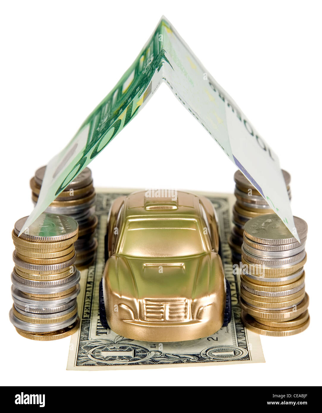 Un golden auto sotto le monete banconote ant garage Foto Stock