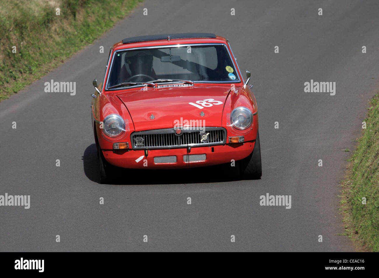 Un rosso MGB GT sports car racing a Shelsley Walsh hill climb in Worcestershire, Inghilterra. Foto Stock